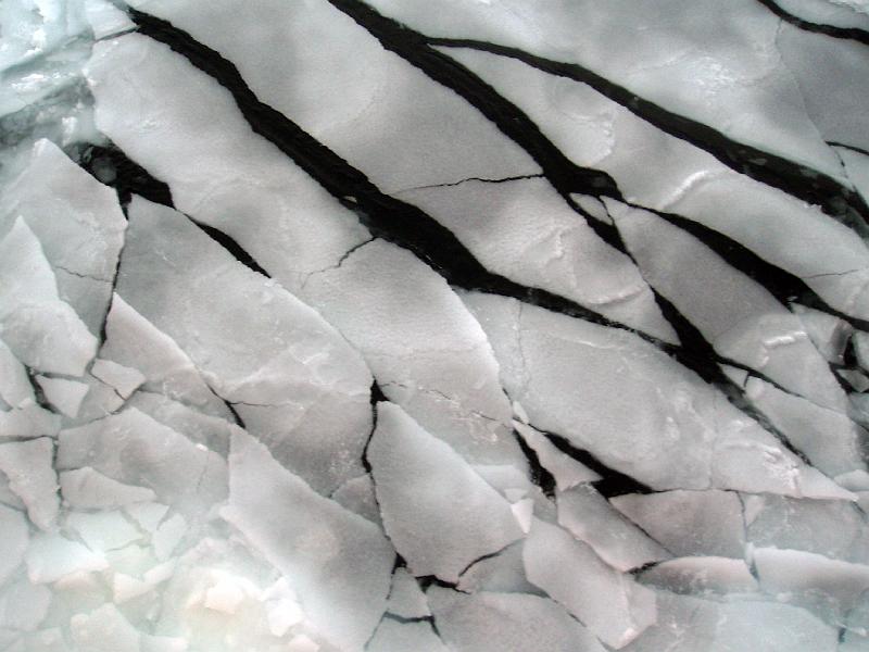 New ice breaking due to ship waves.jpg - OLYMPUS DIGITAL CAMERA